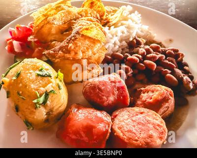 Typisch brasilianisches Gericht, Reisbohnen und Patatoe. Stockfoto