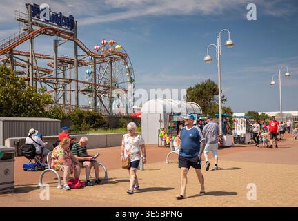 Großbritannien, England, Lincolnshire, Skegness, Besucher auf Promenade Stockfoto