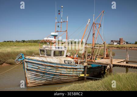 Großbritannien, England, Lincolnshire, Skegness, Trafalgar Point, Fischerboot liegt am Steeping River Stockfoto