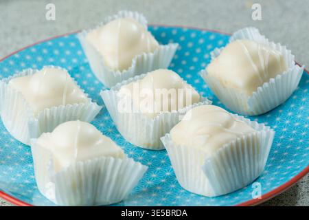 Sechs Mr. Kipling Frosty auf einem blauen Teller. Stockfoto