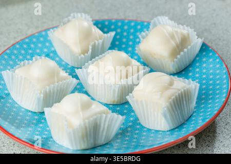 Sechs Mr. Kipling Frosty auf einem blauen Teller. Stockfoto