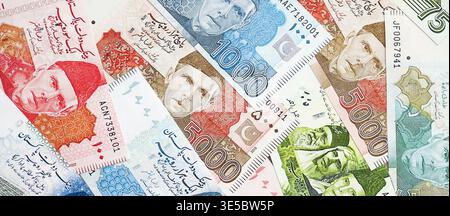 Pakistanische Rupien Banknoten. Die aktuellen pakistanischen Geldrechnungen liegen in großer Höhe auf dem Tisch. Das Konzept des Geschäfts und der Investitionen in Pakistan Stockfoto