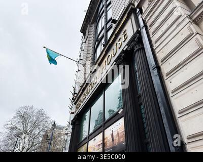 London, Großbritannien - 2. Februar 2026: Historisches Kasachstan-Haus und kunstvolle Architektur mit kasachischer Flagge und Fensterspiegeln auf einer Straße in London, Großbritannien Stockfoto