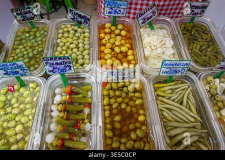 Malaga Spanien, Andalusien, El Molinillo Capuchinos, Mercado Municipal de Salamanca, Lebensmittelmarkt in der Nachbarschaft, Oliven Gurken Display Tabletts Preise Etiketten Span Stockfoto