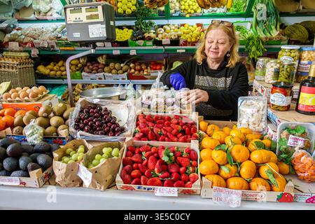 Malaga Spanien, Andalusien, El Molinillo Capuchinos, Mercado Municipal de Salamanca, Lebensmittelmarkt in der Nachbarschaft, weibliche Verkäuferin für Erwachsene, die Fruchtstrowbe verkauft Stockfoto