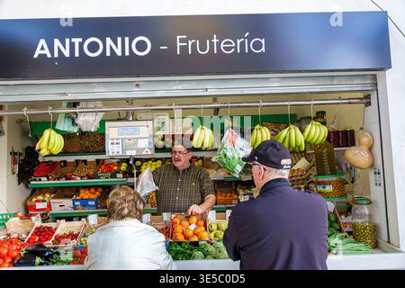Malaga Spanien, Andalusien, El Molinillo Capuchinos, Mercado Municipal de Salamanca, Lebensmittelmarkt in der Nachbarschaft, Antonio Fruteria Obstladen Verkäufer Mann Erwachsene Mutter Stockfoto