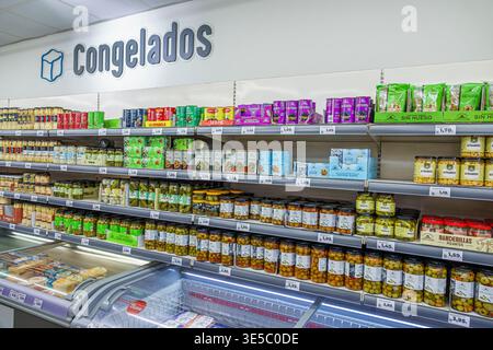 Malaga Spanien, Andalusien, El Molinillo Capuchinos Viertel, Supermarkt innen Lebensmittelgeschäft Gang conservas Dosenwaren Gläser Oliven Gurken Regal Stockfoto