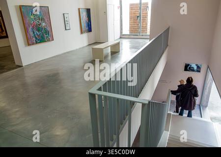 Malaga Spanien, Andalusien, El Molinillo Capuchinos, Museo Jorge Rando Museum für moderne Kunst, Innentreppe Galerie Korridor Besucher Paar Erwachsene Nachkommen Stockfoto
