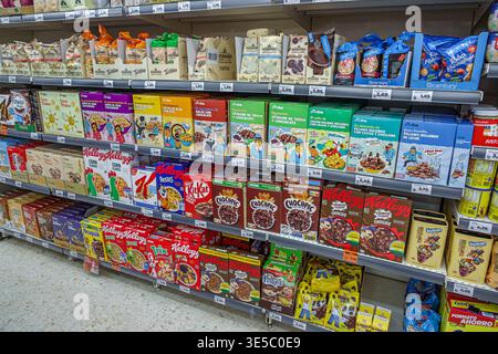 Malaga Spanien, Andalusien, El Molinillo Capuchinos Nachbarschaft, Supermarkt Innenraum Müsli Gang Frühstück Speisenregale Kellogg's Chocapic Nesquik Box Stockfoto