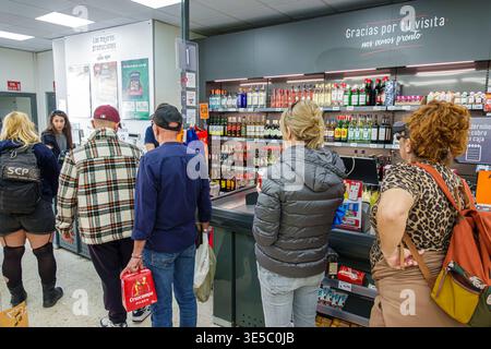 Malaga Spanien, Andalusien, El Molinillo Capuchinos Nachbarschaft, Supermarkt Checkout Line Kunden Schlange Erwachsene Männer Frauen Einkäufer warten auf Kassierer Schalter Stockfoto