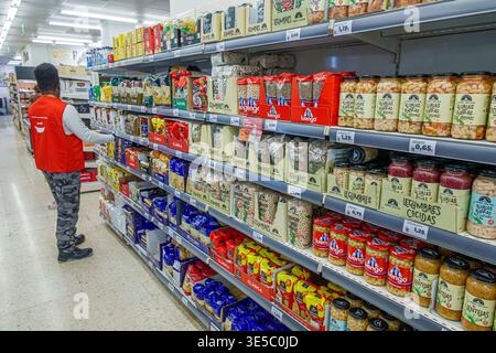 Malaga Spanien, Andalusien, El Molinillo Capuchinos Nachbarschaft, Supermarkt innen Trockenwaren Gang männlicher Angestellter Arbeiter Strümpfe Regale Uniform Einzelhandel Stockfoto