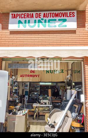 Malaga Spanien, Andalusien, El Molinillo Capuchinos Viertel, Tapiceria de Automoviles Nunez Autopolster Shop Außen offene Werkstatt Innenausstattung Werkzeuge s Stockfoto