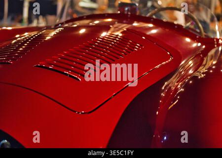 Nahaufnahme des vintage roten Autogrills und der Scheinwerfer, klassisches Automobildetail Stockfoto