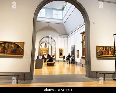 London, Großbritannien - 2. Februar 2026: Besucher bewundern Gemälde aus dem Mittelalter und der Renaissance in einer geräumigen, ruhigen Art National Gallery in London, Großbritannien. Stockfoto