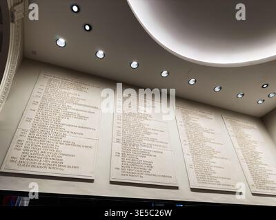 London, Großbritannien - 2. Februar 2026: Große Innenansicht der gravierten Spendertafeln und der beleuchteten Decke in der National Gallery in London, Großbritannien. Stockfoto