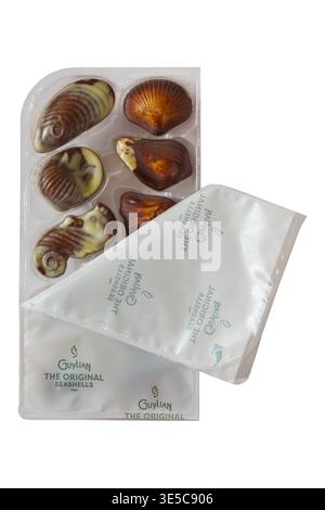 Guylian Belgian Chocolates Seashells The Original isoliert auf weißem Hintergrund - feinste belgische Schokolade mit Haselnuss-Praline-Füllung Stockfoto