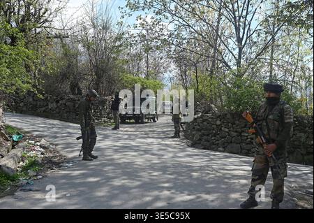 GANDERBAL, INDIEN - 1. APRIL: Armeesoldaten stehen am 1. April 2026 in Ganderbal, Indien, in der Nähe des Ortes der Begegnung im Dorf Arhama. Ein nicht identifizierter Kämpfer wurde bei einer gemeinsamen Operation der indischen Armee und der Jammu- und Kaschmir-Polizei getötet. Die Feuergefechte begannen, nachdem Sicherheitskräfte verdächtige Bewegungen bemerkten, auf die sie geschossen und Vergeltungsmaßnahmen ergriffen wurden. Foto von Waseem Andrabi/Hindustan Times: Ein Militanter wurde bei Ganderbal-Begegnung getötet. Operation läuft Stockfoto