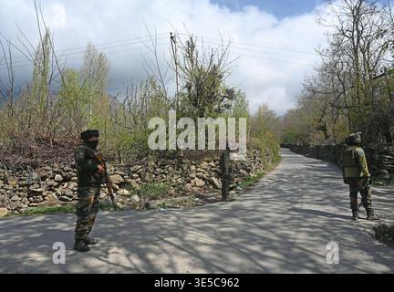 GANDERBAL, INDIEN - 1. APRIL: Armeesoldaten stehen am 1. April 2026 in Ganderbal, Indien, in der Nähe des Ortes der Begegnung im Dorf Arhama. Ein nicht identifizierter Kämpfer wurde bei einer gemeinsamen Operation der indischen Armee und der Jammu- und Kaschmir-Polizei getötet. Die Feuergefechte begannen, nachdem Sicherheitskräfte verdächtige Bewegungen bemerkten, auf die sie geschossen und Vergeltungsmaßnahmen ergriffen wurden. Foto von Waseem Andrabi/Hindustan Times: Ein Militanter wurde bei Ganderbal-Begegnung getötet. Operation läuft Stockfoto