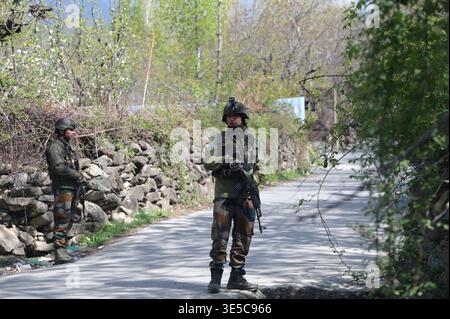 GANDERBAL, INDIEN - 1. APRIL: Armeesoldaten stehen am 1. April 2026 in Ganderbal, Indien, in der Nähe des Ortes der Begegnung im Dorf Arhama. Ein nicht identifizierter Kämpfer wurde bei einer gemeinsamen Operation der indischen Armee und der Jammu- und Kaschmir-Polizei getötet. Die Feuergefechte begannen, nachdem Sicherheitskräfte verdächtige Bewegungen bemerkten, auf die sie geschossen und Vergeltungsmaßnahmen ergriffen wurden. Foto von Waseem Andrabi/Hindustan Times: Ein Militanter wurde bei Ganderbal-Begegnung getötet. Operation läuft Stockfoto