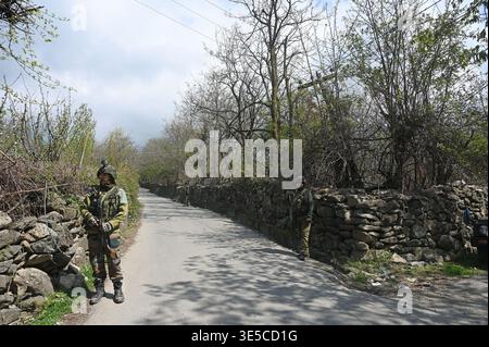GANDERBAL, INDIEN - 1. APRIL: Armeesoldaten stehen am 1. April 2026 in Ganderbal, Indien, in der Nähe des Ortes der Begegnung im Dorf Arhama. Ein nicht identifizierter Kämpfer wurde bei einer gemeinsamen Operation der indischen Armee und der Jammu- und Kaschmir-Polizei getötet. Die Feuergefechte begannen, nachdem Sicherheitskräfte verdächtige Bewegungen bemerkten, auf die sie geschossen und Vergeltungsmaßnahmen ergriffen wurden. (Foto: Waseem Andrabi/Hindustan Times/SIPA USA) Stockfoto