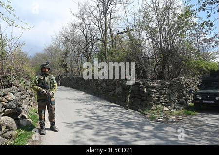 GANDERBAL, INDIEN - 1. APRIL: Armeesoldaten stehen am 1. April 2026 in Ganderbal, Indien, in der Nähe des Ortes der Begegnung im Dorf Arhama. Ein nicht identifizierter Kämpfer wurde bei einer gemeinsamen Operation der indischen Armee und der Jammu- und Kaschmir-Polizei getötet. Die Feuergefechte begannen, nachdem Sicherheitskräfte verdächtige Bewegungen bemerkten, auf die sie geschossen und Vergeltungsmaßnahmen ergriffen wurden. (Foto: Waseem Andrabi/Hindustan Times/SIPA USA) Stockfoto