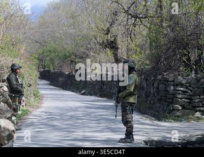 GANDERBAL, INDIEN - 1. APRIL: Armeesoldaten stehen am 1. April 2026 in Ganderbal, Indien, in der Nähe des Ortes der Begegnung im Dorf Arhama. Ein nicht identifizierter Kämpfer wurde bei einer gemeinsamen Operation der indischen Armee und der Jammu- und Kaschmir-Polizei getötet. Die Feuergefechte begannen, nachdem Sicherheitskräfte verdächtige Bewegungen bemerkten, auf die sie geschossen und Vergeltungsmaßnahmen ergriffen wurden. (Foto: Waseem Andrabi/Hindustan Times/SIPA USA) Stockfoto