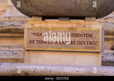 Mosaik in St. Peter Kathedrale Inschrift in lateinischer Sprache Vidi aquam egredientem de templo a latere Dextro - Ich sah Wasser aus dem Tempel auf der rechten Seite fließen. Brunnen im Vatikan, Vatikan - 12. Juli 2025 Stockfoto