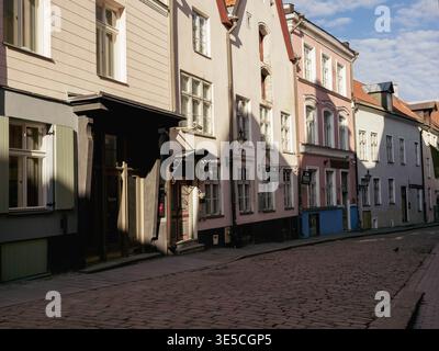 Farbenfrohe historische Gebäude und Kopfsteinpflasterstraße in der Altstadt von Tallinn, Estland, an einem sonnigen Frühlingsmorgen Stockfoto