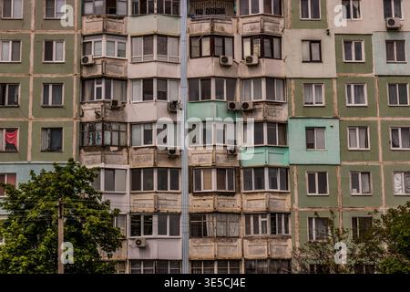Apartment-Gebäude aus der Sowjetzeit in Tiraspol, der Hauptstadt Transnistriens Stockfoto