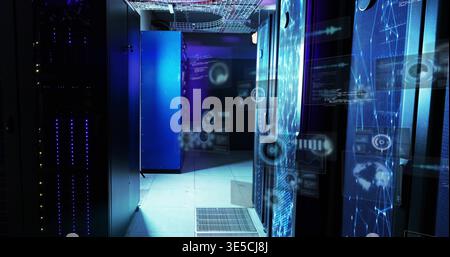 Leuchtende zentrale Server-Racks mit holografischen Overlays im Rechenzentrum und LEDs Stockfoto