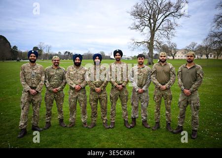 Royal Military Academy Sandhurst, Großbritannien. April 2026. Mitarbeiter des Defence Sikh Network posieren für ein Gruppenfoto während des Holla Mohalla Sikh Militärfestivals. Das jahrhundertealte Festival findet im Geiste eines heftigen, aber wohlwollenden Wettbewerbs statt und zielt darauf ab, Mut, Vorbereitung und Bereitschaft zu fördern. Sikhs dienen seit den 1800er Jahren in der britischen Armee Es gab viele Sikhs-Regimenter, die viele Schlachtehren und mehrere Victoria Cross's gewannen Im Ersten und Zweiten Weltkrieg starben über 84.000 Menschen und über 100 wurden verletzt. Diese Veranstaltung ist die beste britische Armee Stockfoto