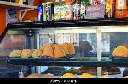 Ein Geschäft mit Arancino, ikonischem sizilianischem Street Food, frittierten, panierten Reisbällchen, Taormina, Sizilien, Italien, Europa Stockfoto
