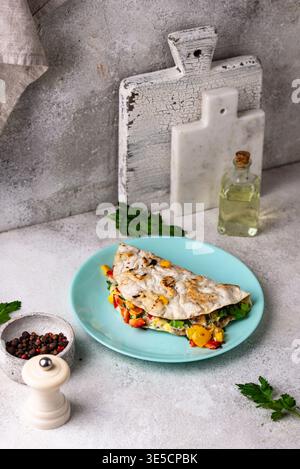 Traditioneller mexikanischer Snack Quesadilla mit Gemüse Stockfoto