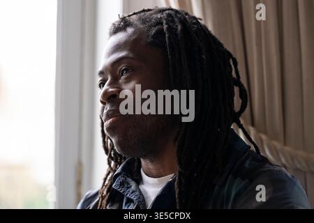 London, Großbritannien. 1. April 2026. Ade Adepitan, Teil des Präsentationsteams für Channel 4 für das Boat Race, auf der Pressekonferenz in der Nähe der Putney Bridge vor dem 80. Women's Boat Race und 171st Men's Boat Race, dem jährlichen Wettstreit zwischen Rudermannschaften der Universitäten Oxford und Cambridge, der nahe Ostern auf dem berühmten 6,8 km langen Championship Course stattfindet. Quelle: Stephen Chung / Alamy Live News Stockfoto