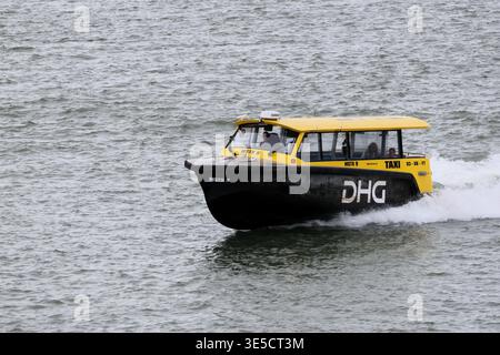 Schnelles gelbes Wassertaxi, das auf dem Fluss Nieuwe Maas in Rotterdam, Niederlande, fährt. Städtischer Verkehr und Seetourismus." Stockfoto