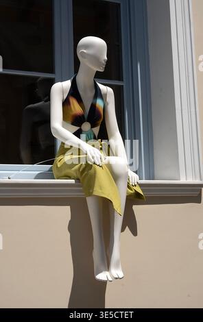 Weibliche Schaufensterpuppe auf dem Fenstervorsprung eines Ladens in Athen, Griechenland Stockfoto