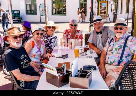 Eine Gruppe von Senioren sitzt vor Einem Café während des Art Deco Festivals in Napier, Hawke's Bay, Neuseeland Stockfoto