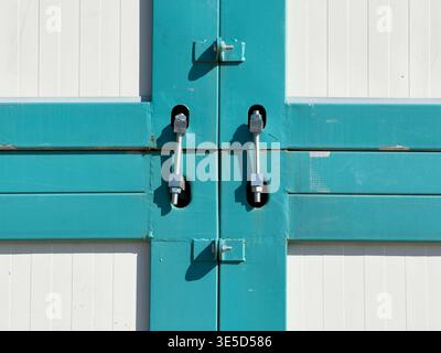 Nahaufnahme einer blau-weißen, vorgefertigten Containerwand mit Metallbefestigungen und industriellem Design, das in verschiedenen Konstruktionen und Lagern verwendet wird Stockfoto