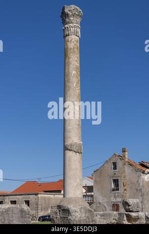 Nin, Kroatien, Dalmatien, 15. September 2025: Ruinen der antiken römischen Tempel. Überreste des Tempels von Aenona aus dem 1. Jahrhundert mit einer korinthischen Säule unter blauem Himmel Stockfoto