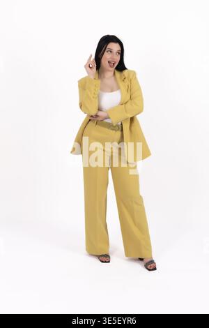 Ganzes Porträt einer Frau im gelben Anzug Stockfoto