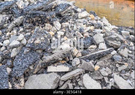 Haufen von gebrochenem Asphalt und Betonschutt aus Straßenbauabbruch Stockfoto