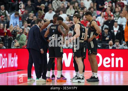 Team Circle, Meeting, Svetislav Pesic (FC Bayern Basketball, Cheftrainer) mit Xavier Rathan-Mayes (FC Bayern Basketball, #04), Justinian Jessup (FC Bayern Basketball, #10), Oscar da Silva (FC Bayern Basketball, #01) und David McCormack (FC Bayern Basketba) Stockfoto