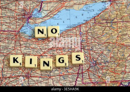 #NoKings No Kings on Map geschrieben in Scrabble Letters - USA Detroit Cleveland, Ohio Stockfoto