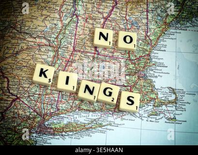 #NoKings No Kings on Map geschrieben in Scrabble Letters - USA Boston Massachusetts Stockfoto