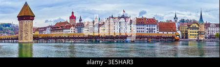 LUZERN, SCHWEIZ - 30. MÄRZ 2022: Panorama der mittelalterlichen Wahrzeichen am Reuss, am 30. März in Luzern, Schweiz Stockfoto