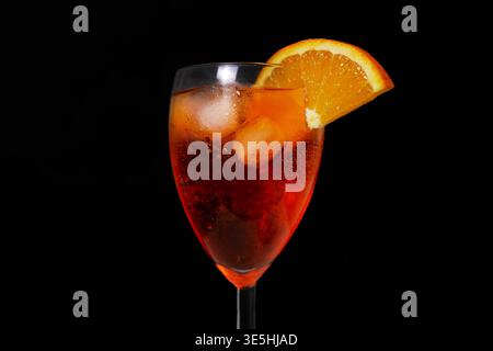 Klassisches Aperol Spritz mit Eis und frischen orangefarbenen Garnituren in elegantem Glas auf dunklem Hintergrund. Erfrischender Sommercocktail, Bargetränk, italienischer Aperitif, Stockfoto