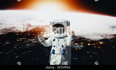 Glücklicher Astronaut der Orbitalstation, begeistert von der Schönheit des Planeten im Weltraum. Fröhliche Frau, die bei einer planetaren Forschungsmission die Himmelskörper der Galaxie bewundert, 360 Grad, Kamera A Stockfoto
