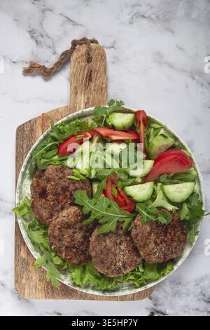 Gebratene Schnitzel, gemischtes Hackfleisch, mit Gemüsesalat, hausgemacht, Blick von oben, keine Personen Stockfoto