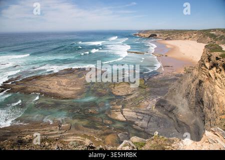 Luftaufnahme Der Zerklüfteten Küste, Der Rocky Tidal Platform Und Des Sandy Beach Entlang Des Fishermans Trail, Portugal. Stockfoto