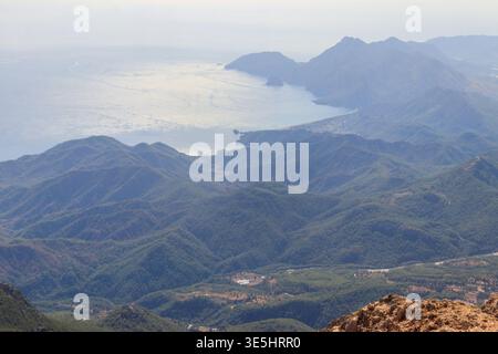 Blick auf das Taurusgebirge und das Mittelmeer von einem Gipfel des Tahtali Berges in der Nähe von Kemer, Provinz Antalya in der Türkei Stockfoto